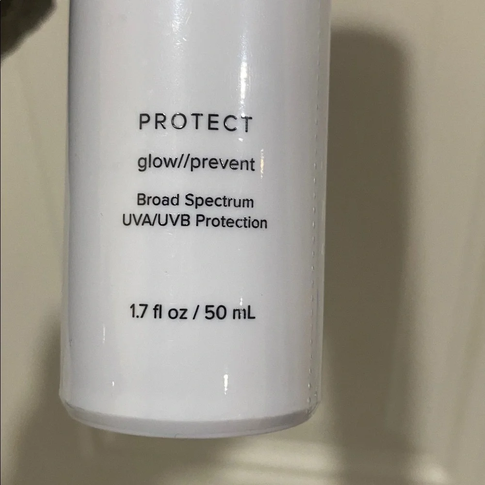 New and sealed DRMTLGY Universal Tinted Moisturizer SPF 46 - Picture 10 of 10